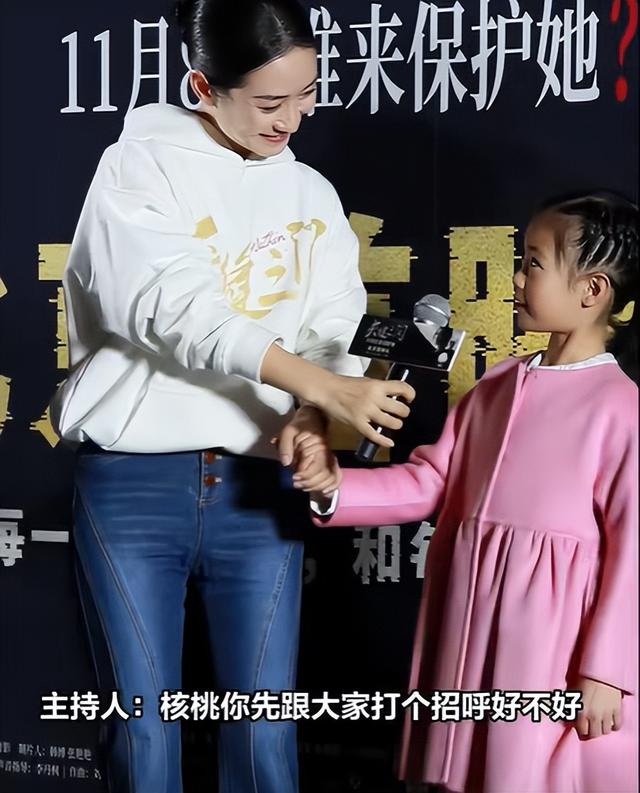 8岁何陶首次公开露面,全程乖巧,妈妈亲手给她整理衣领,好贴心