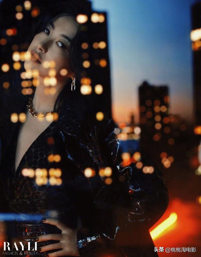 女星朱珠港风女郎写真大片,红唇烟熏妆凌乱发丝神秘美艳