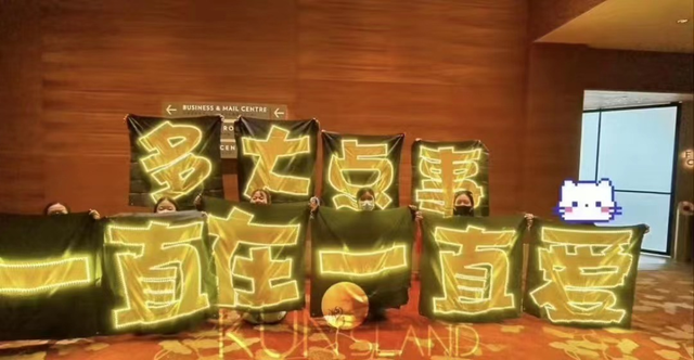 蔡徐坤演唱会现场曝光，发福臃肿颜值滑坡，粉丝疯狂应援惹群嘲