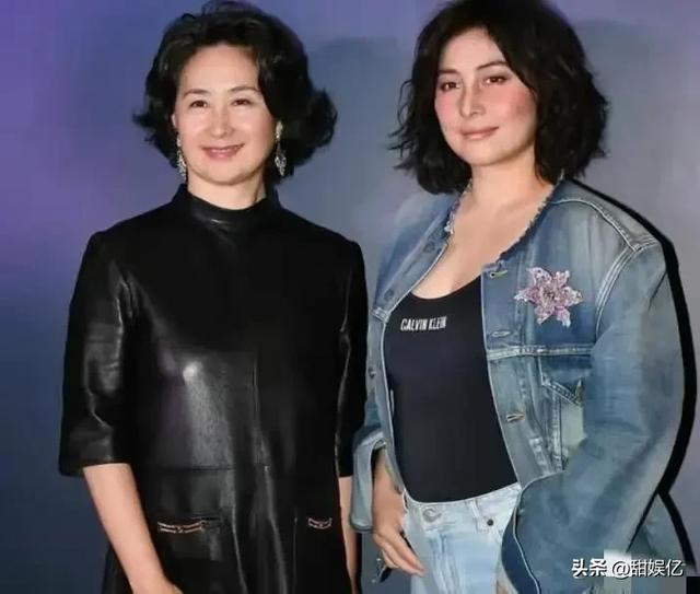 赌王最宠爱的女儿50岁了,在豪宅里办派对,不见亲姐何超琼来参加