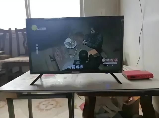 上海3名小伙合租8平方米单间，轮睡1米宽小床，撕开了生活最心酸的真相