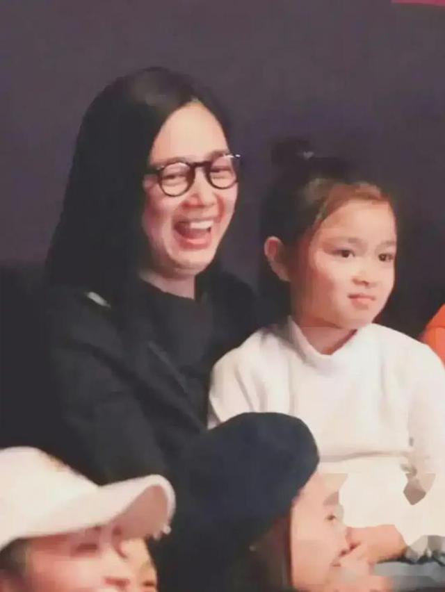 刘德华12岁女儿近照曝光，花5亿富养大的女儿，没想到长成了这样