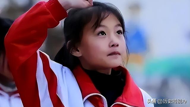 “微笑女孩”铁嘉欣一夜走红,父母却拒绝百万签约,如今怎样了?