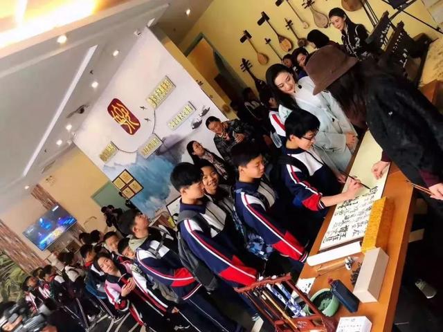 女子水晶乐坊在北京落地罕见民族乐器体验馆