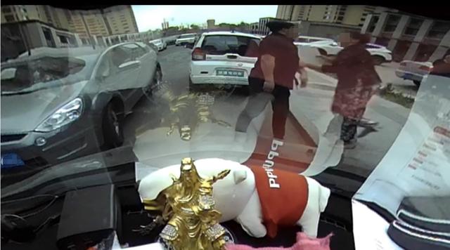 青岛错车纠纷男司机被控拳打女方胸部案二审：驳回上诉，相互谩骂厮打不属正当防卫