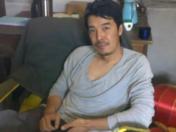 海一天:不靠当领导的父亲,46岁才走红,娶二婚妻子待继子如亲生