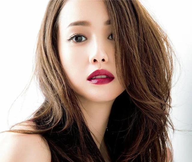 日法混血女星泽尻英龙华艺术献身力作,完美身材比例妩媚动人