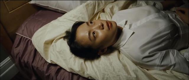 女佣附身清洗浴缸却不知男主已悄然进入,韩国人性片《下女》