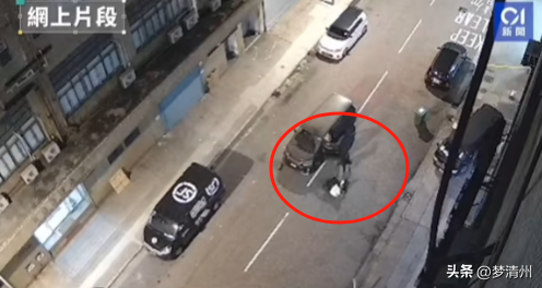 香港黑帮争斗，古惑仔当街“火拼”砍人，900名港警开始反黑行动