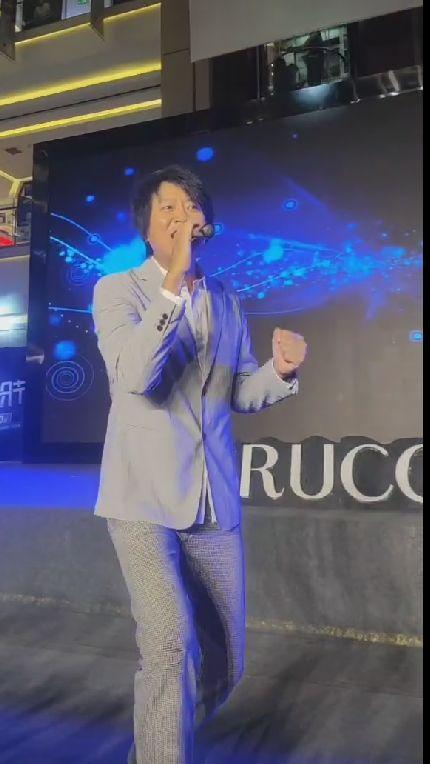53岁游鸿明小县城捞金?卖力演唱无人回应,现场冷清观众寥寥无几