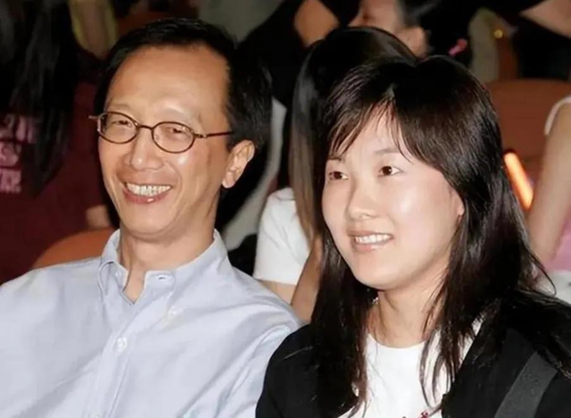 港媒曝伏明霞离婚,净身出户,大26岁老公梁锦松回应了