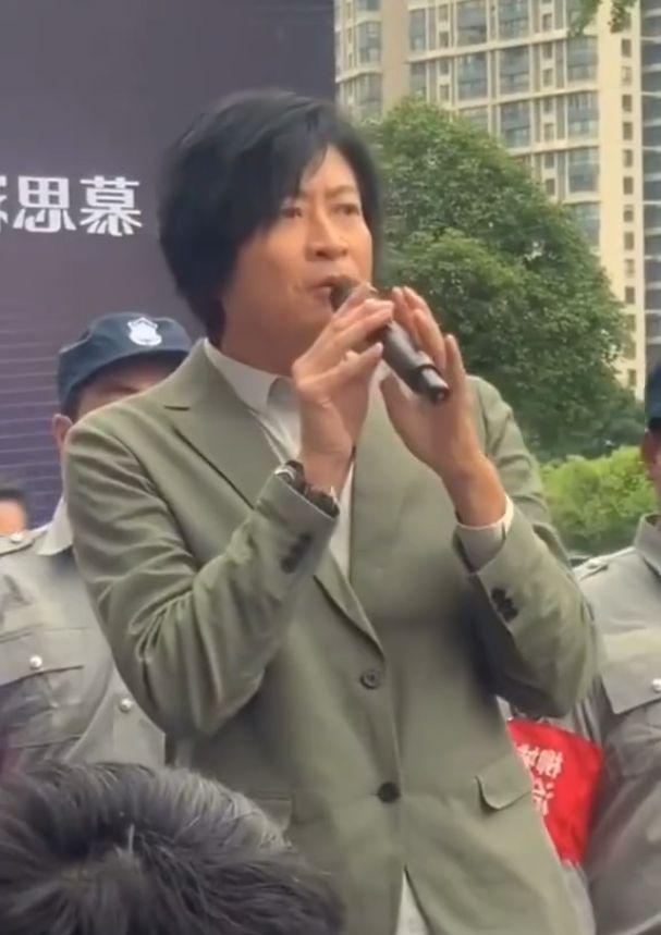 53岁游鸿明小县城捞金?卖力演唱无人回应,现场冷清观众寥寥无几