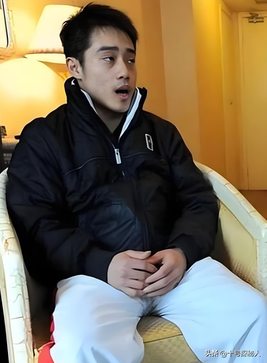 他是体操冠军，却因多次行窃被判入狱，靠街头卖艺乞讨为生