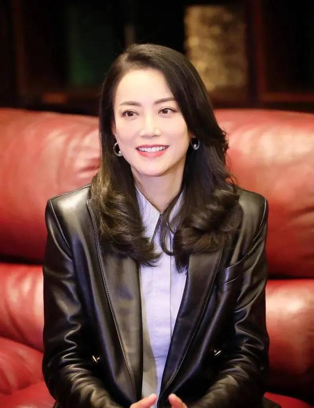 “最美经纪人”霍汶希豪宅曝光，旗下艺人相约团拜，关智斌成团宠