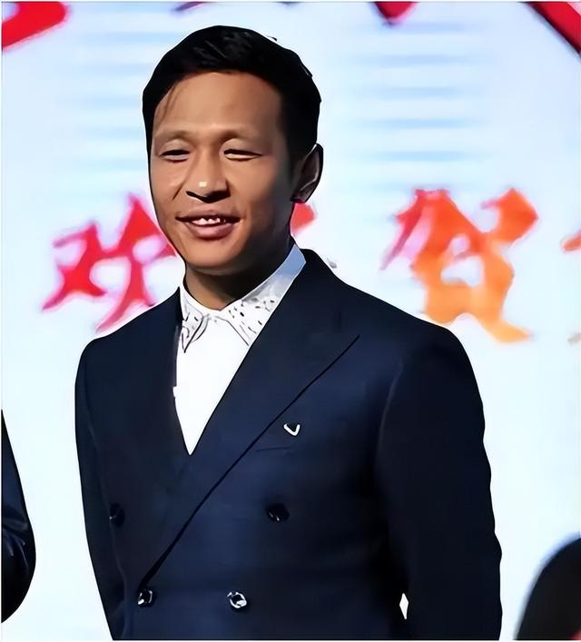 男人有钱就变坏?结婚七年成名之后却坚决原配离婚,如今他后悔不