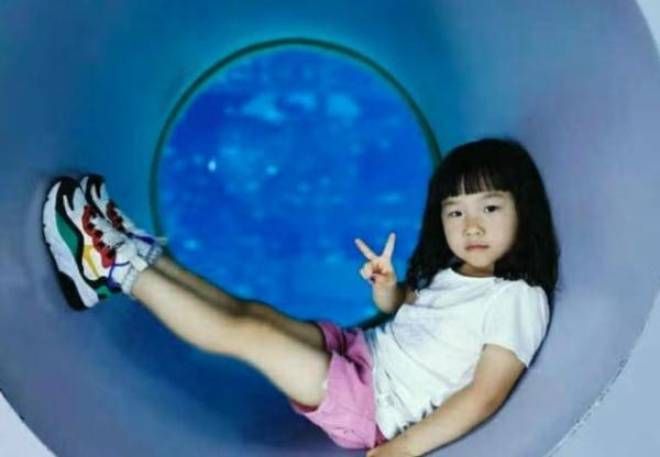 岳云鹏2个女儿正面照曝光,7岁大女儿简直和岳云鹏复制粘贴