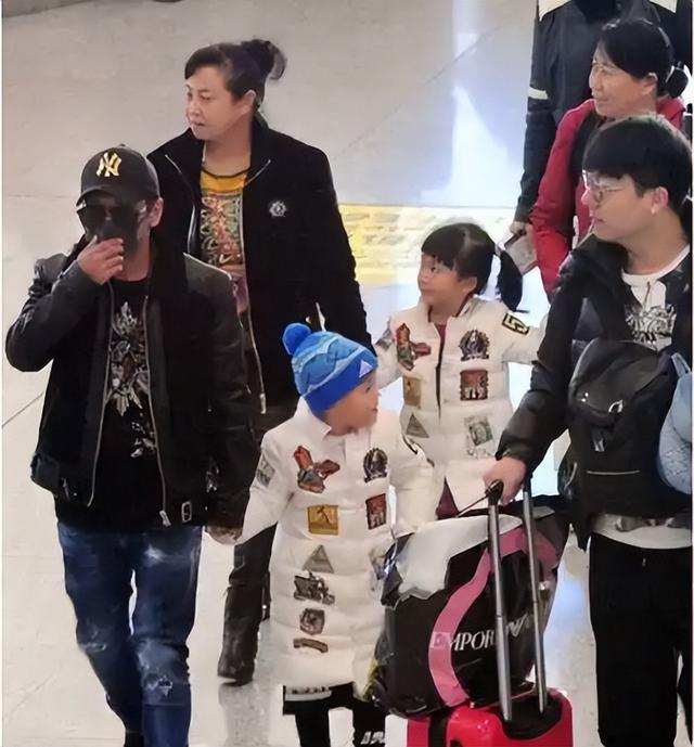 男人有钱就变坏?结婚七年成名之后却坚决原配离婚,如今他后悔不