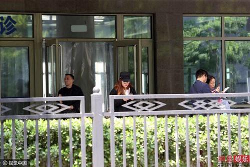 她是金马影后，如今整容八百回，为炒作变神经病