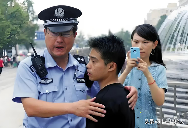 他是体操冠军，却因多次行窃被判入狱，靠街头卖艺乞讨为生