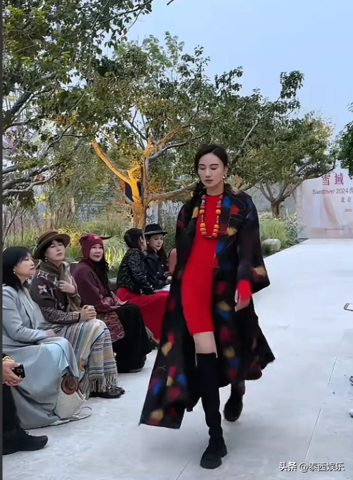 李亚鹏老婆重回T台,海哈金喜抱2岁女儿走秀,身材高挑又美又飒