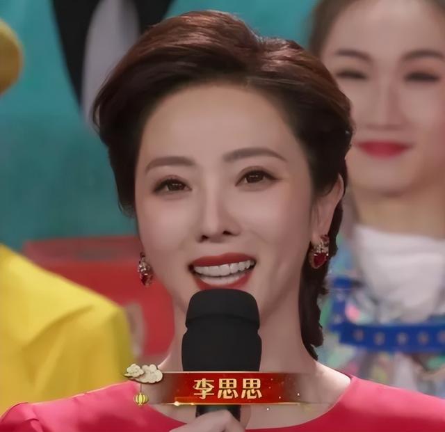 央视名主持李思思罕露面，黑丝短裙大长腿吸睛，举手投足风情万种