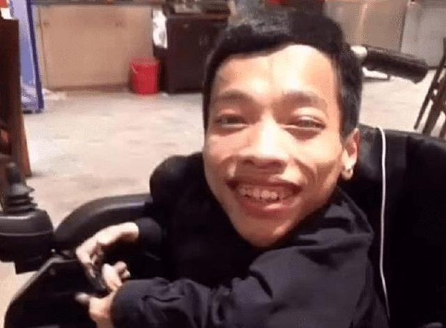 李创利：身高不到1米的“轮椅总裁”，赚3亿后娶美女秘书生下一子