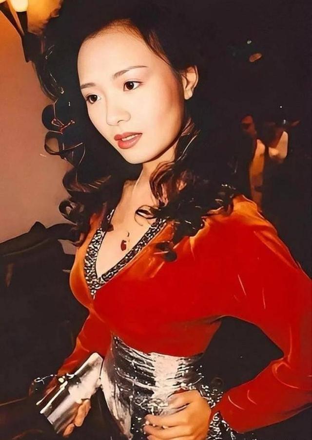 叶子楣57岁复出！将男友遗产拱手让人的她，落魄到向路人讨红包！