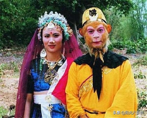 六小龄童庆结婚33周年，与妻子穿情侣装同框，夫妻俩爱情故事好甜