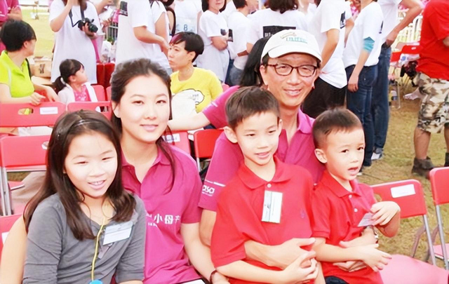 港媒曝伏明霞离婚,净身出户,大26岁老公梁锦松回应了