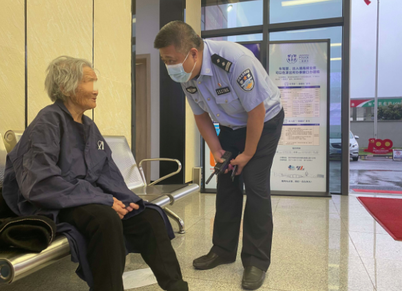 杭州1米75的女辅警，这一幕太美了！“你真是好姑娘啊……”