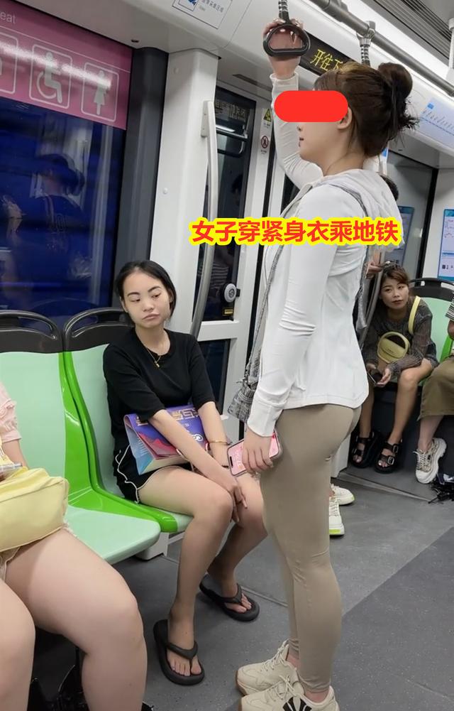 女子地铁看不惯别人穿紧身衣,斜着眼上下打量,一边看一边翻白眼