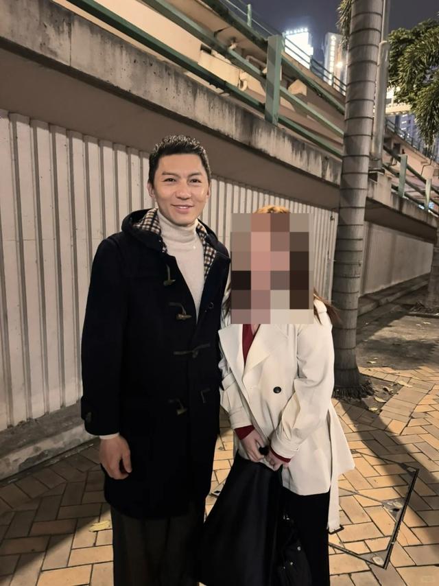 43岁亿万驸马袁伟豪被偶遇!打扮帅气似男神,身边未见太太身影