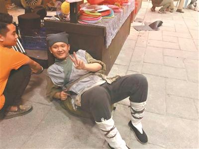 当群众演员11年 演得最多的是“死人”
