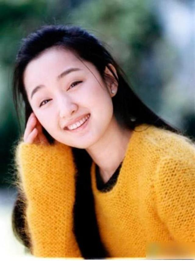 “甜歌皇后”杨钰莹:事业巅峰因与富二代恋情退圈,今53岁仍单身