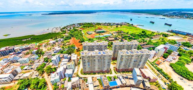 海南文昌市一个镇，三面环海，和海口市一桥相连