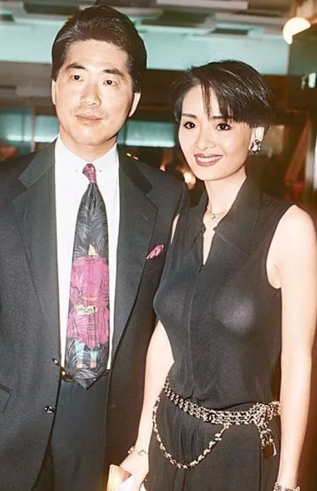 叶子楣57岁复出！将男友遗产拱手让人的她，落魄到向路人讨红包！
