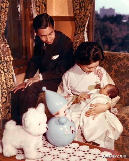 日本德仁天皇童年私密照 美智子皇后是个好妈妈