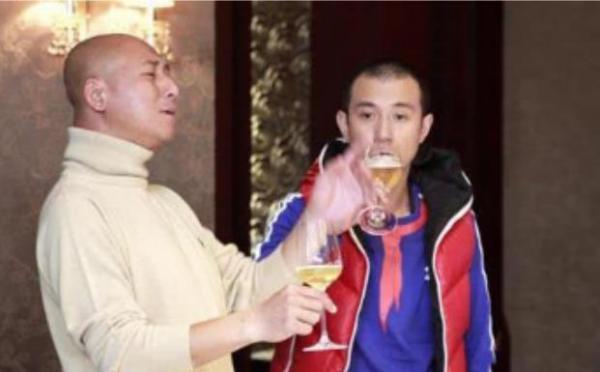 曾是零点乐队的主唱,如今成为演员,与老婆离婚后努力抚养儿子