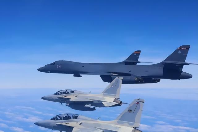 年没过完，美国战机和菲律宾冲向黄岩岛，我国空军强硬反击