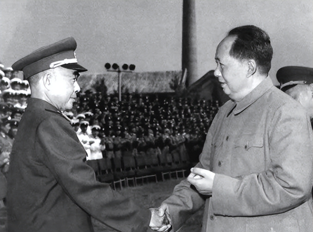 1949年,毛主席冲人群后面喊道:子良将军,我们两个单独照一张相