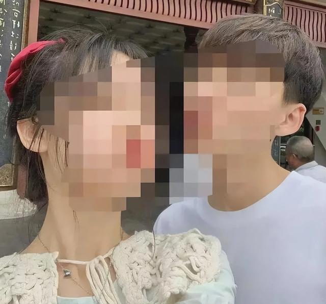 高校一对情侣校园长椅上激情互动, 被拍下全过程, 保安迅速撤走长椅