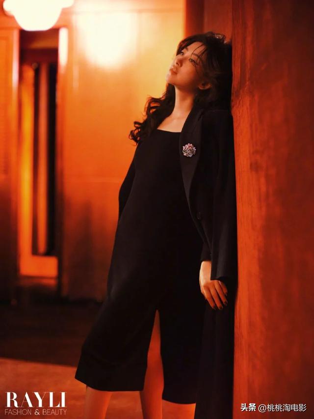 女星朱珠港风女郎写真大片,红唇烟熏妆凌乱发丝神秘美艳