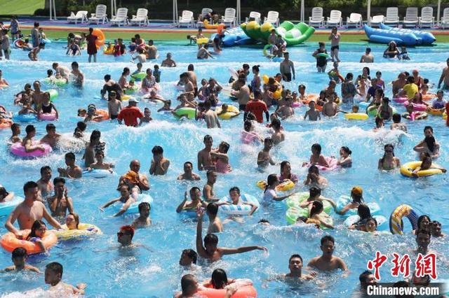 冲浪狂欢 重庆民众夏季水中享清凉
