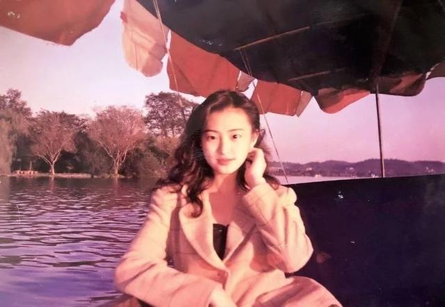 从空姐到童年女神，出道23年没火的她，年过40不婚专注搞事业