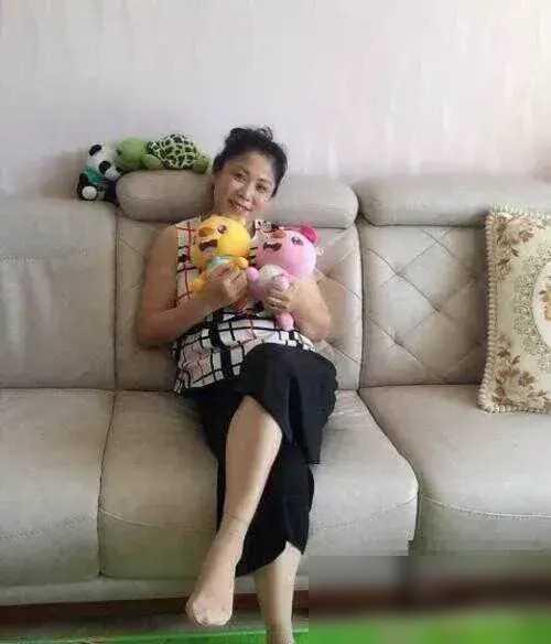 因岳母太丰满,小伙抛弃女友后向她表白,岳母上台主持人都看直眼