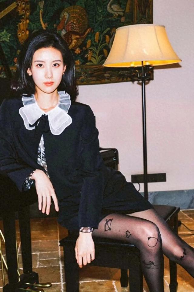陈都陈都灵灵:黑丝勾勒的时尚蜕变与多元魅力
