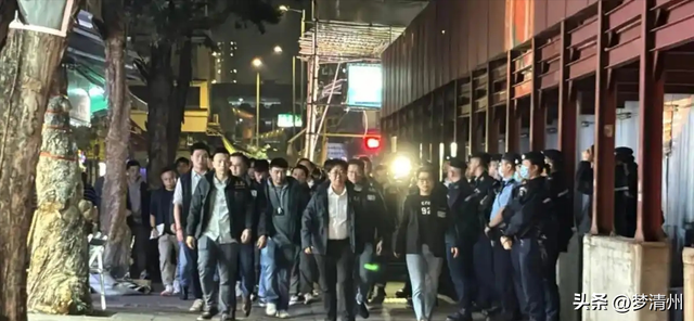 香港黑帮争斗，古惑仔当街“火拼”砍人，900名港警开始反黑行动