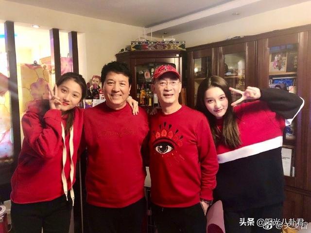 六小龄童庆结婚33周年，与妻子穿情侣装同框，夫妻俩爱情故事好甜