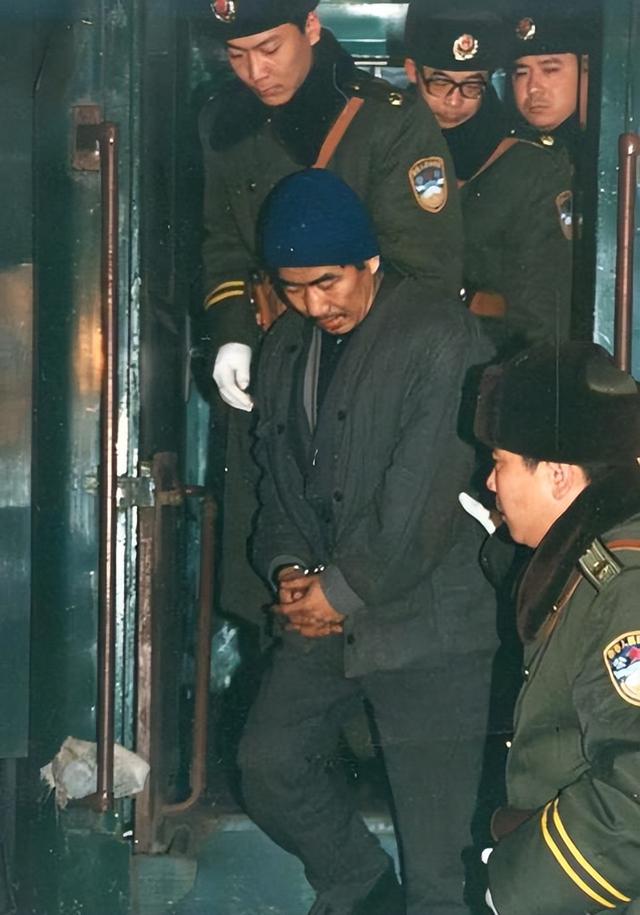 1993年中俄列车劫案:一车乘客被匪徒多次洗劫,女客多遭折磨