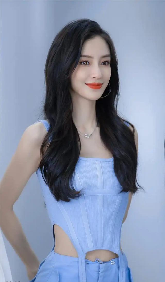 Angelababy微博视界大会,性感深v薄纱裙